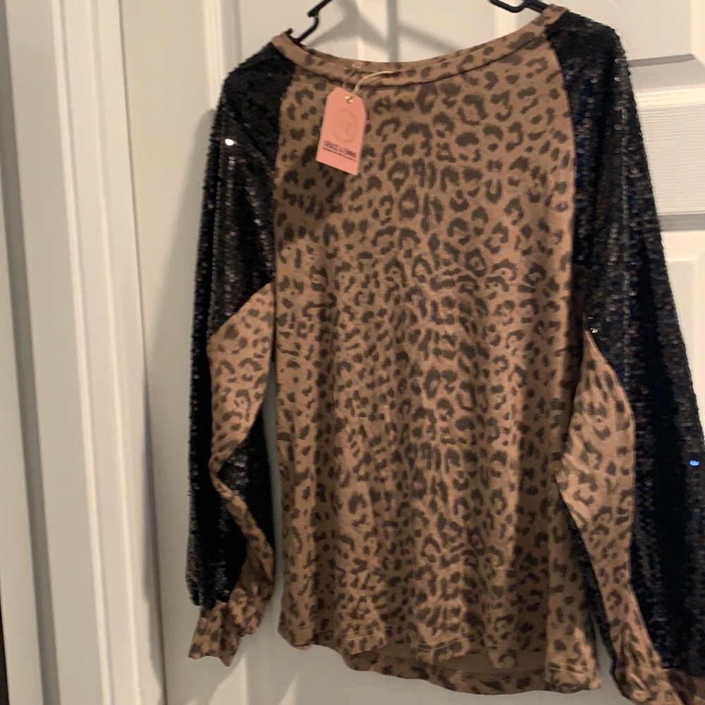 NWT Super cute balloon sleeve cheetah print top!